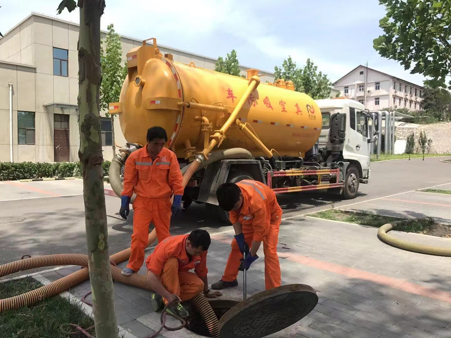 安龙管道疏通车停在窨井附近