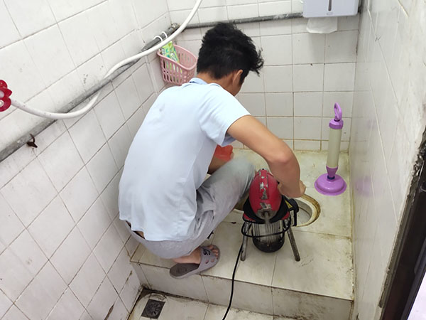 安龙管道堵塞冒臭气 专业师傅现场解决问题