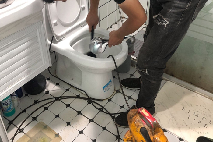 安龙马桶堵塞自己疏通还是找师傅?专业上门服务让你省时更省心
