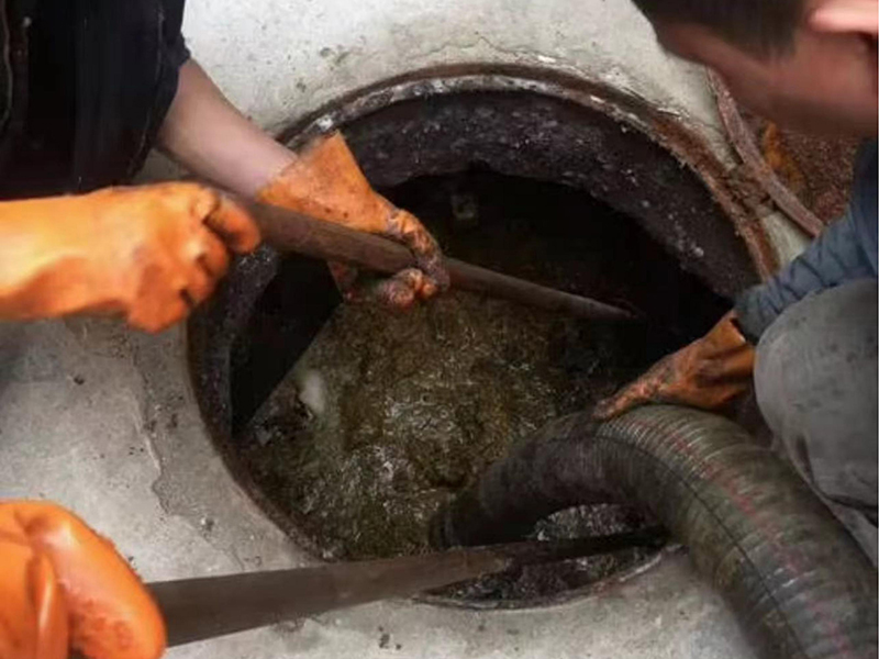 安龙清理化粪池时如何避免沼气的危害?